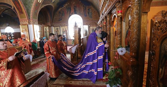 În Duminica a V-a după Paşti, Prea Sfințitul Nicodim, Episcop de Edineț și Briceni, a oficiat Sfînta Liturghie