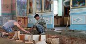 În fotografie: Reparația în biserica din Zberoaia e în toi